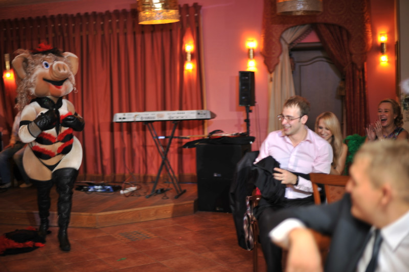 Шоу Высший класс: Новые фото Хрюши Стриптизерши, ростовая кукла свинья ...